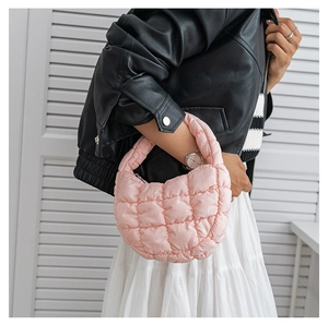 Gros plan d'un sac nuage matelassé rose montrant la texture douce et rembourrée du sac