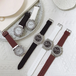 Détail de trois montres à quartz avec bracelets en silicone et lunettes en strass