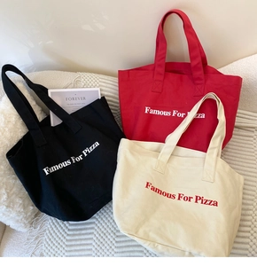 Drei Canvas-Einkaufstaschen in Schwarz, Rot und Cremeweiß mit robustem Stoff und Print