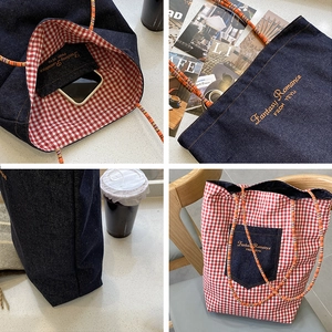 Dettagli della borsa tote reversibile in denim con fodera a quadretti rossi e ricamo
