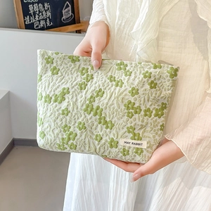 Floral quilted makeup bag in light green, portable hand-held travel cosmetic pouch