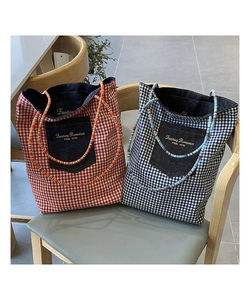 Dettaglio della borsa tote patchwork in denim a quadri con manici di perline colorate