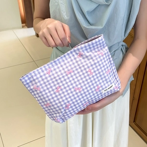 Dettaglio della pochette a quadretti viola con fiocchi rosa ed etichetta May Rabbit