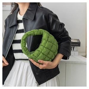 Gros plan du sac nuage matelassé vert herbe avec texture bulles et poignée souple