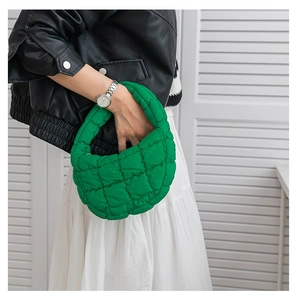 Vue latérale d'un sac à main matelassé vert vif porté avec une veste en cuir