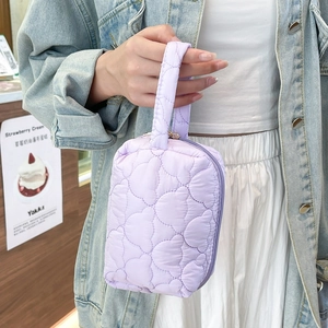 Vue détaillée de la trousse cosmétique lilas matelassée en cœurs avec poignée zippée