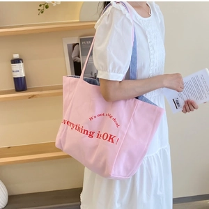 Rosa Canvas-Einkaufstasche mit Slogan-Druck und blau gestreiftem Innenfutter