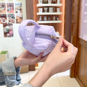Détail du motif cœur matelassé lavande sur la trousse de maquillage en coton doux