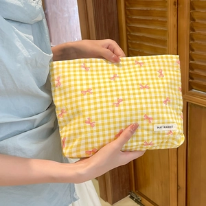 Borsa per cosmetici a scacchi gialli con motivi di fiocchi rosa e cerniera