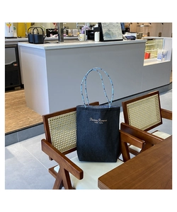 Dettaglio della borsa tote in denim blu con manici in corda e stampa Fantasy Romance