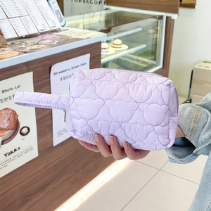Détail de la trousse de maquillage matelassée lavande avec motif ours et poignée