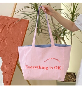 Detailansicht der rosa Segeltuchtasche mit blau gestreiftem Futter und Aufdruck