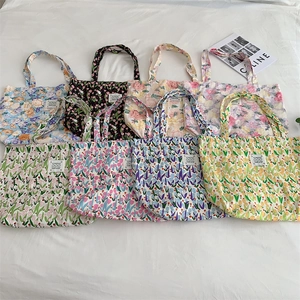 Détails de huit sacs cabas en toile avec divers imprimés floraux et motifs de tulipes