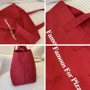 Rote große Canvas-Einkaufstasche mit Famous For Pizza Aufdruck in vier Ansichten