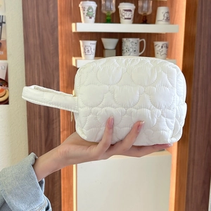 Trousse de maquillage matelassée blanche avec motifs de chat et poignée de transport chic