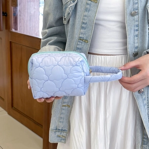 Trousse de maquillage matelassée bleu clair avec texture nuage et large poignée