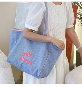 Detailansicht der gestreiften Canvas-Tasche mit rosa Print und geräumigem Innenfutter