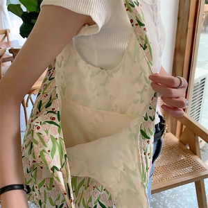 Détail du sac cabas en toile à fleurs tulipes montrant la poche et l'intérieur