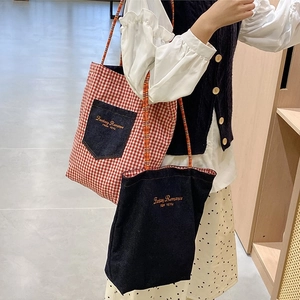 Set di due borse tote in denim con quadri rossi e tela blu dotate di ricamo elegante