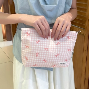 Beauty case a scacchi rosa con stampa fiocco rosso e maniglia laterale robusta