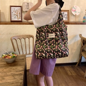 Vue détaillée du sac cabas en toile à fleurs avec imprimé tulipes et étiquette tissée