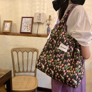 Photo lifestyle d'un sac cabas en toile à fleurs tulipes avec étiquette May Rabbit