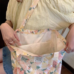 Sac fourre-tout fleuri avec une poche intérieure beige pratique pour petits objets