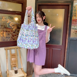 Détail du sac cabas en toile à fleurs tulipes avec étiquette May Rabbit et motifs violets