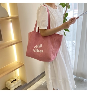 Nahaufnahme der rosa Cord-Tragetasche mit weißem Chill-Vibes-Aufdruck und weichem Stoff