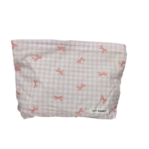 Borsa per cosmetici a quadretti rosa con motivi a fiocco ed etichetta May Rabbit