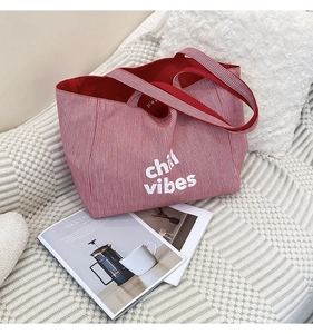 Rot-weiß gestreifte Canvas-Tragetasche mit chill vibes Aufdruck im gemütlichen Ambiente