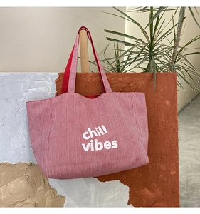 Nahaufnahme der rot-weiß gestreiften Canvas-Tasche mit Chill-Vibes-Textdruck