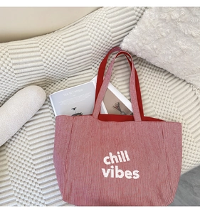 Detail der rot-weiß gestreiften Canvas-Einkaufstasche mit Chill-Vibes-Schriftzug