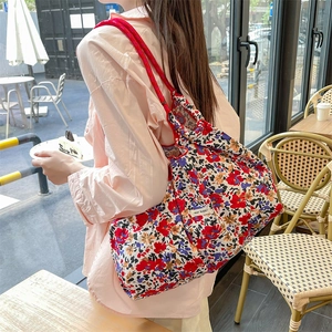 Borsa tote floreale in tela con etichetta May Rabbit e manici in corda rossa al caffè