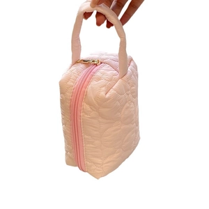 Trousse de toilette rose matelassée avec motif cœur, poignée et fermeture dorée