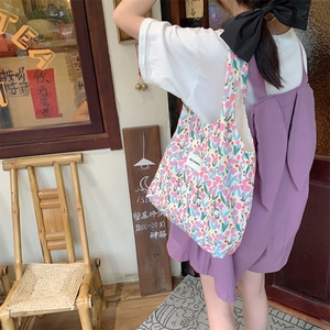 Gros plan sur le sac en toile à fleurs tulipes montrant le tissu et le motif mignon