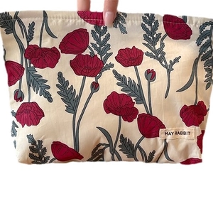 Floral makeup bag with red poppy patterns and large capacity for toiletries