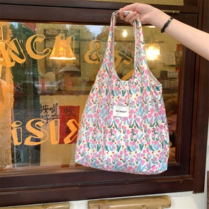 Vue détaillée du sac cabas en toile avec imprimé tulipes roses et étiquette
