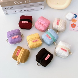 Pochettes matelassées en forme de cœur pour écouteurs avec perles et crochets en métal