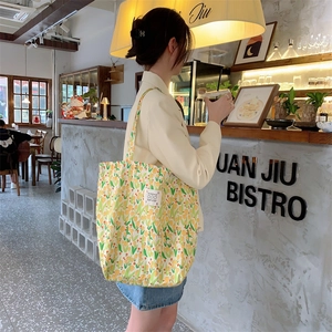 Sac fourre-tout en toile à fleurs avec motifs de tulipes dans un café