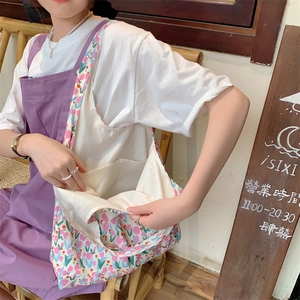 Détail du sac cabas en toile fleurie montrant la poche intérieure et le motif tulipe