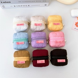 Neuf mini pochettes matelassées en forme de cœur pour écouteurs avec perles de déco