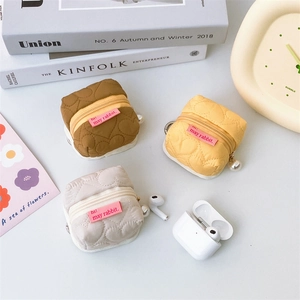 Pochettes coeur matelassées en marron, jaune et beige avec breloques perles et fermetures