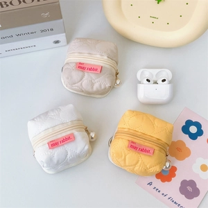 Étui pour écouteurs matelassé en forme de cœur avec perle, coloris blanc, beige et jaune
