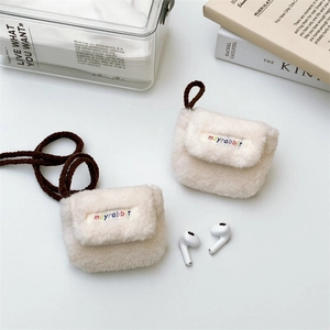 Detailopname van witte fleece hoesjes voor draadloze oordopjes met regenboogborduurwerk