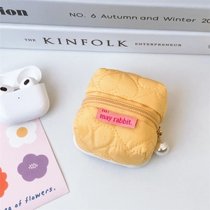 Pochette jaune matelassée en cœur avec breloque perle et étiquette tissée rose