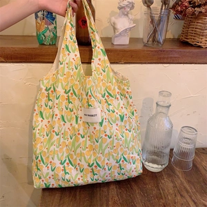 Détail du sac cabas en toile à fleurs tulipes avec étiquette May Rabbit et poignées
