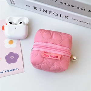 Housse de casque matelassée rose avec breloque en perle blanche et étiquette de marque