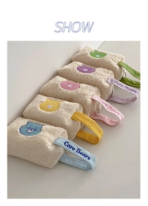 Gros plan de cinq trousses de maquillage en peluche colorée en laine d'agneau douce