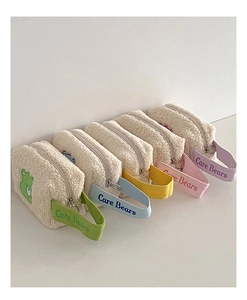 Broderie détaillée de Care Bears sur trousses à maquillage en laine d'agneau avec anses colorées